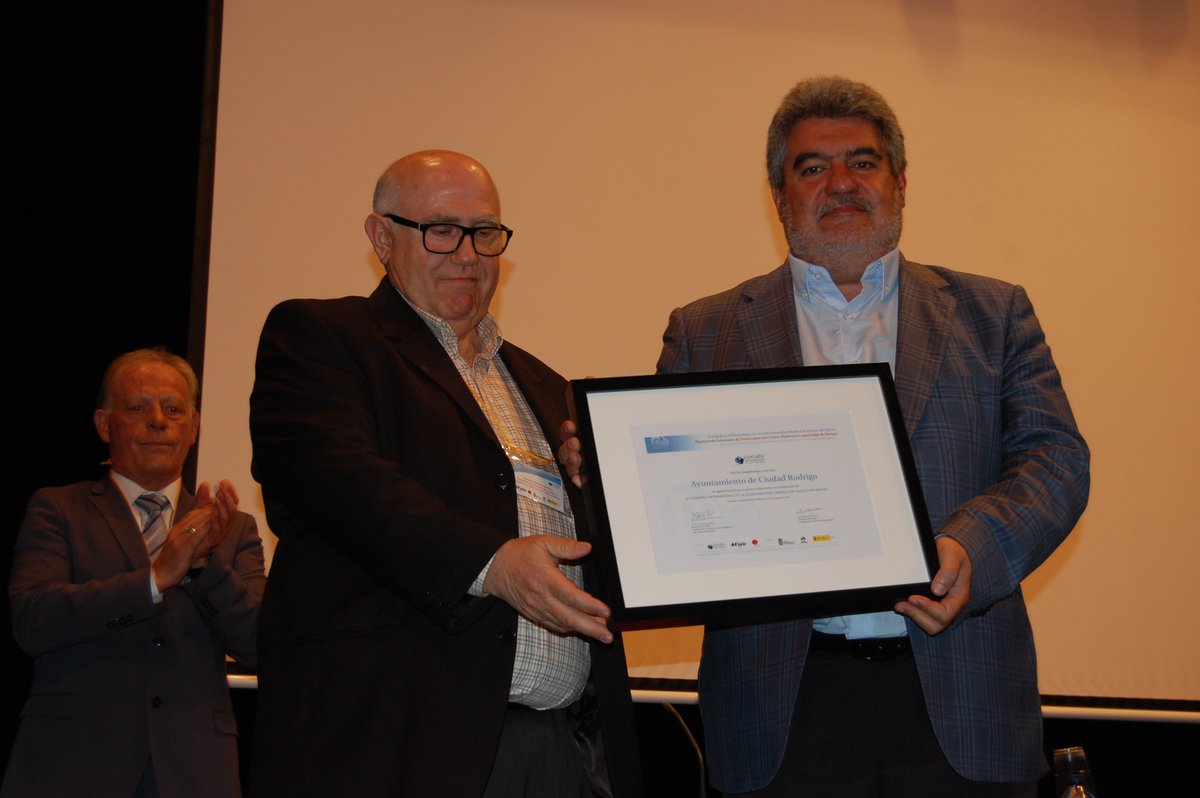 agenciapyme's tweet photo. Comerciantes #CiudadRodrigo advierten del grave efecto de la despoblación en el Congreso de @cocahi con #AFECIR @confaeshttp://pyme.info/2019/03/22/los-comerciantes-de-ciudad-rodrigo-alertan-del-grave-efecto-de-la-despoblacion-en-el-ix-congreso-internacional-cocahi/ https://t.co/9V13A4dAEt