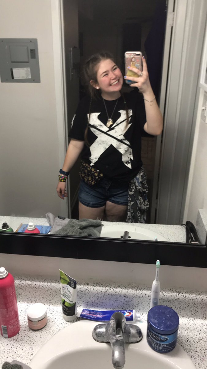 KatieDoll06's tweet photo. S/O @Excision for being my first official Rave, I loved you & itππ
πΌββοΈ #ThrowYourXUp #BabysFirstRave https://t.co/9wiF6M01Wv