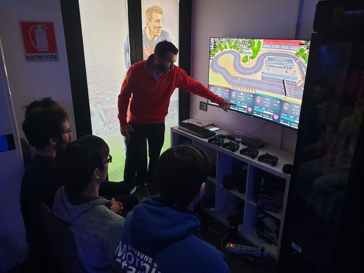 Xeos.it è all’eSport Palace di Bergamo per monitorare l’attività mentale dei talenti della Jean Alesi eSports Academy e del team Samsung Morning Stars.  🏎🎮