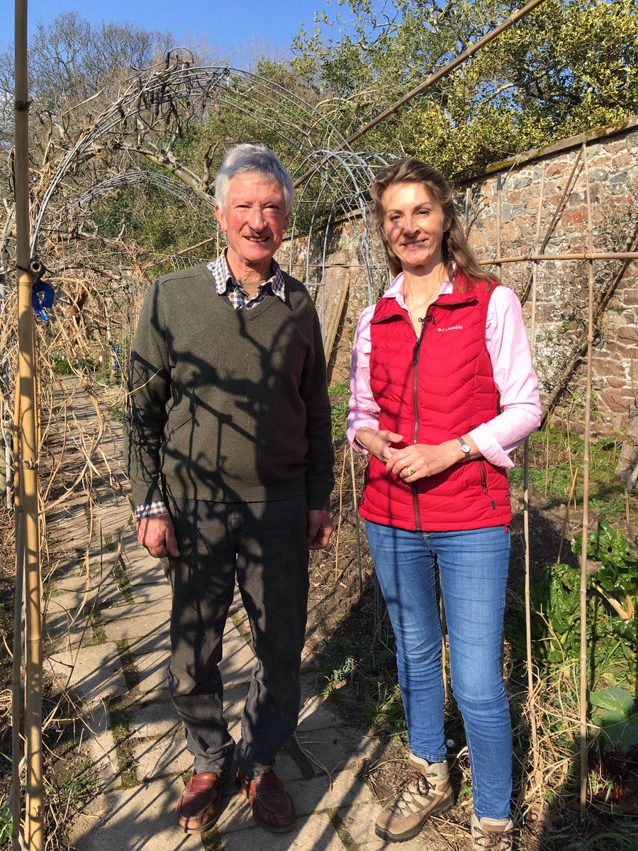 Sophia_JSY's tweet photo. This is Seigneur Vincent Obbard of Samares Manor, Jersey #samares who spent the morning collecting #vraic (seaweed) with his horse and cart! Tonight I catch up with him! Tune in for archive footage and history @itvchanneltv at 6! https://t.co/FbTq1lmHpi