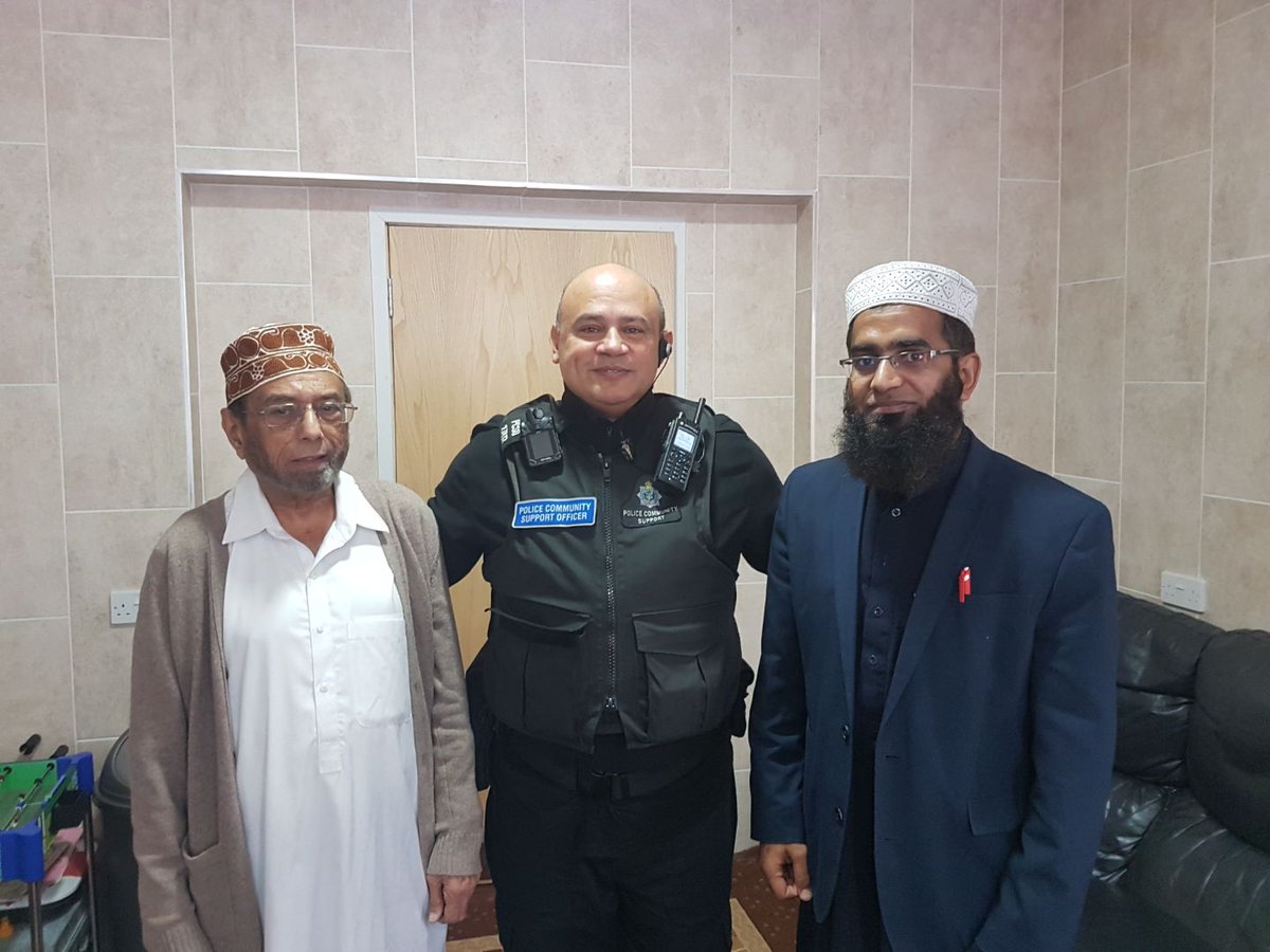 PCSOScott's tweet photo. @Rother_Police #PCSO27412. A weekly visit to reassure Worshipers at local Mosque in Bexhill, exactly a week after the New Zealand atrocities. #NewZealandTerroristAttack We stand together. https://t.co/l4CW8vZklU