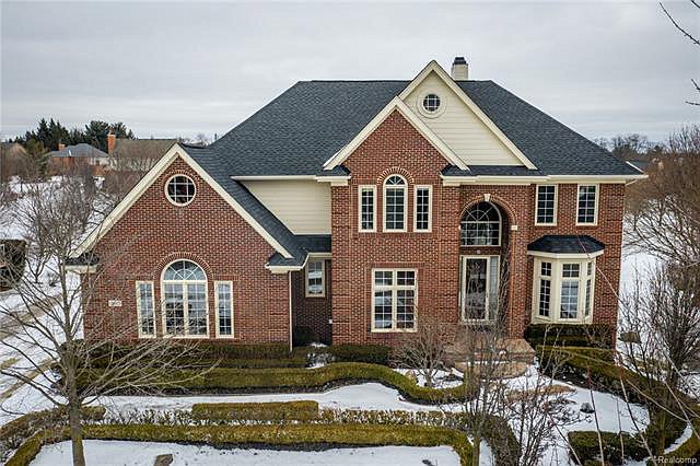 Willy Oes クイズ デトロイト郊外のお金持ちが住む地区の一戸建て 1999年築 6 Bedrooms 7 Bathrooms 延べ床面積340平米 フルキッチン バー付の地下167平米 4枚目 敷地1280平米 ガレージ３台付属 いくらでしょう T Co Owcpaj05cj