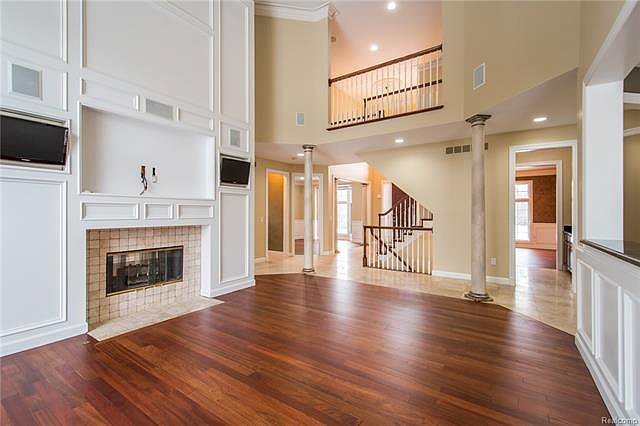 Willy Oes クイズ デトロイト郊外のお金持ちが住む地区の一戸建て 1999年築 6 Bedrooms 7 Bathrooms 延べ床面積340平米 フルキッチン バー付の地下167平米 4枚目 敷地1280平米 ガレージ３台付属 いくらでしょう T Co Owcpaj05cj