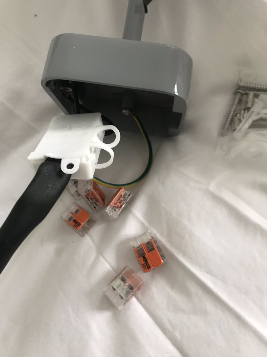 #manufacturers stop supplying these white plastic rubbish connectors and start supplying @WAGOLimited connectors #stoplandfill
