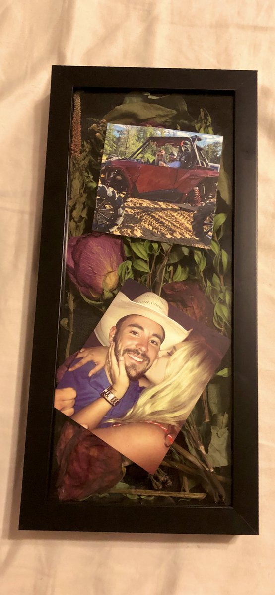 HayleeRiley1's tweet photo. Took the first roses he ever bought for me dried them out &amp; put them in a shadow box😍 https://t.co/C62PDzZRUS