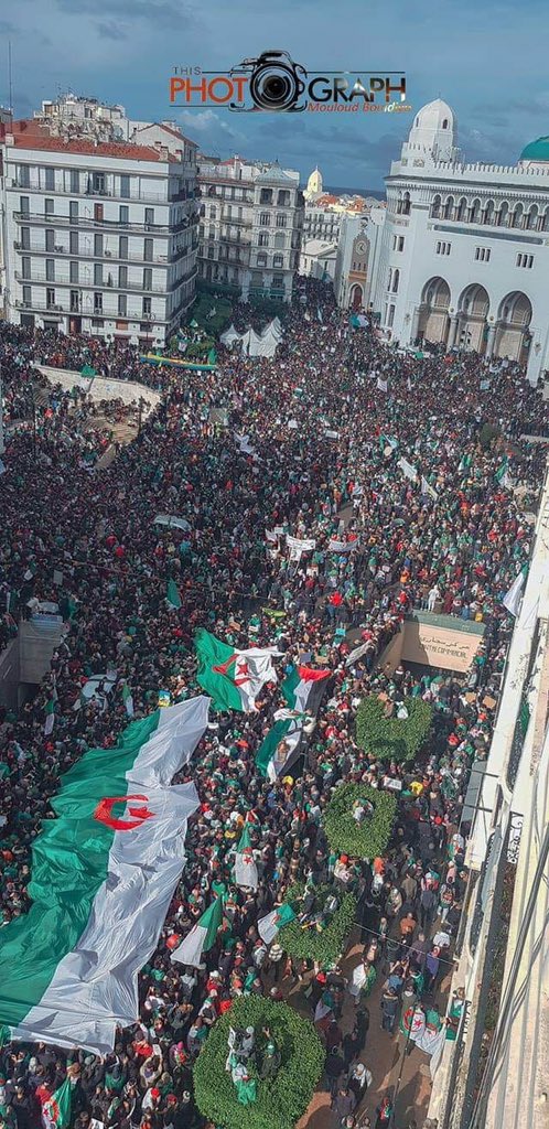 aghiles_g's tweet photo. #Alger manifestations toujours joyeuse #révolution_Blanche #revolution_Joyeuse #non_au_5eme_mandat #non_au_prolongement #AhmedLahri #Algerie_manifestation # https://t.co/FInpj4rUoi