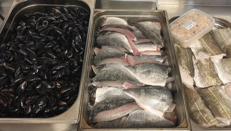 penningtonchefs's tweet photo. Fresh fish delivery from @RavenglassFish for tomorrow nights fish tasting evening, 6 courses £40 take a look at the menu https://t.co/1PssrMkUoV @Penningtonhotel ravenglass  #notjustlakes #cumbrianfood #cumbria #westernlakedistrict call 01229717222 if you’d like to book a table https://t.co/RTIyOPPZPw
