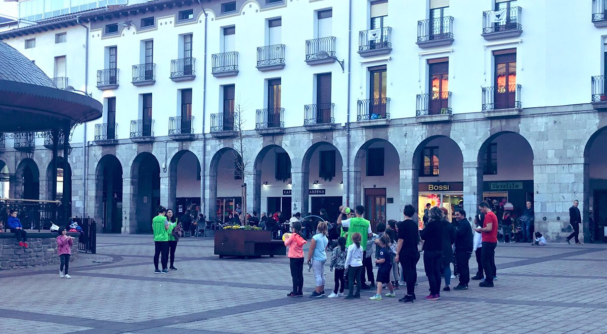 AzpeitikoUdala's tweet photo. Plazatarren plaza hartu dute jolasekin! #Azpeitia #DenonArtean https://t.co/6Kjr66QvaL