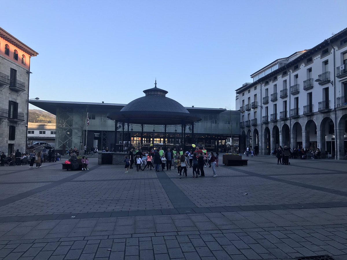 AzpeitikoUdala's tweet photo. Plazatarren plaza hartu dute jolasekin! #Azpeitia #DenonArtean https://t.co/6Kjr66QvaL