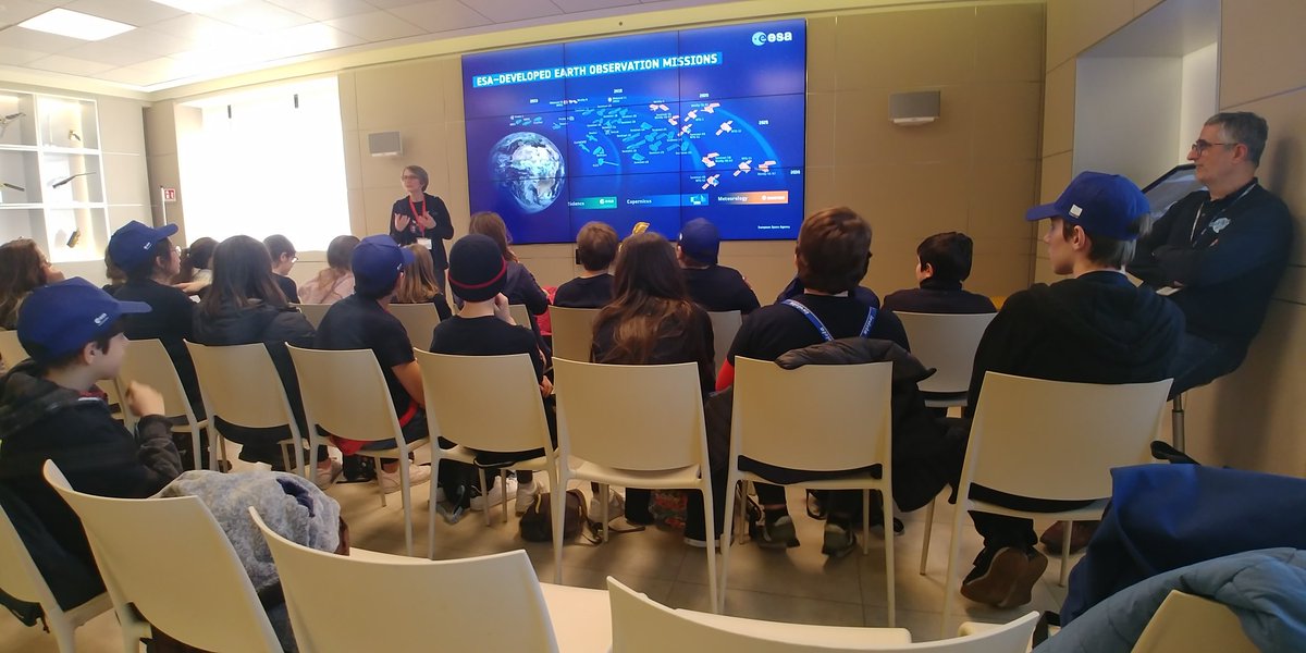 FutureIsComing5's tweet photo. "Le porte dello stabilimento italiano dell’ESA si sono aperte agli studenti delle scuole elementari e secondarie per ospitare 37 istituti"
🎒Gli studenti dell' #istitutosantapollinare erano presenti❗
💥Un'opportunità unica per condividere la scienza 💫con entusiasmo e allegria🎈 https://t.co/64vwgoiW38