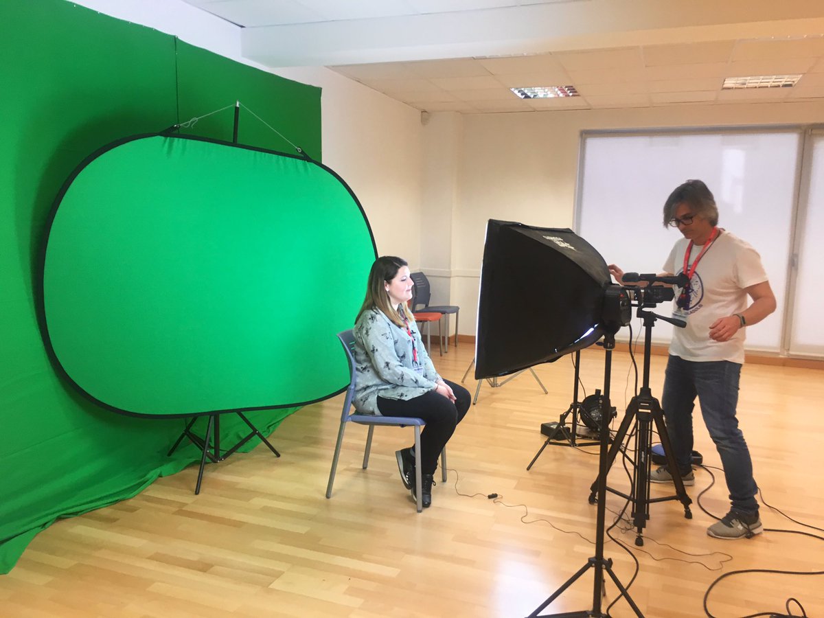 Comienzan las grabaciones del póster plató en @C_ConEuterpe una manera distendida, creativa y amena de dar visibilidad a los póster presentados al congreso #posterplató #chroma #ConEuterpe19 #edmusical #experienciaseducativas @Tatarachin @emusicarte