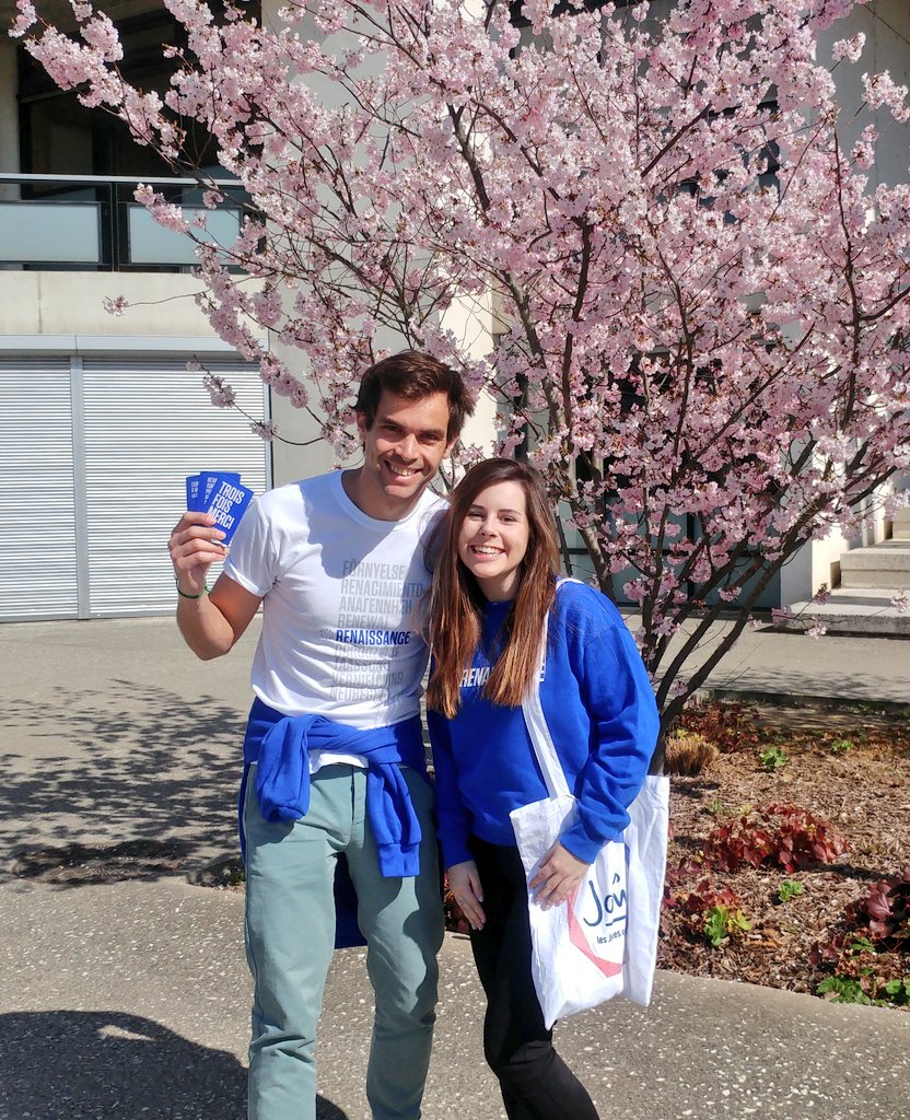 lesjem37's tweet photo. 💪 Et c'est parti pour la campagne @Renaissance_UE devant la fac de droits @UnivTours ! 🇪🇺

😁Excellent accueil des étudiants pour cette séance de #VRAI ou #FAUX avant les cours. 😉

#RenaissanceEuropéenne https://t.co/dEHkRTzPaJ