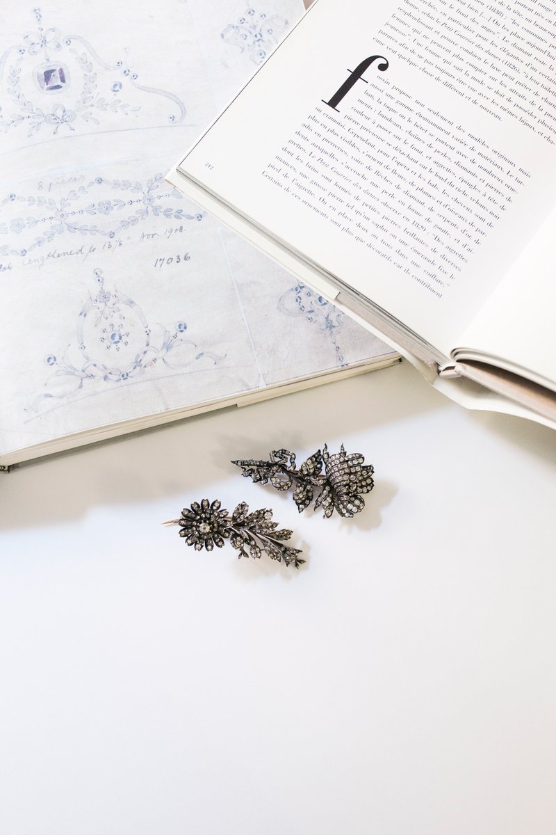 BARCENAJOYAS's tweet photo. El vestuario de una mujer se considera incompleto sin una perfecta pieza de joyería.
Broche realizado en oro y plata con diamantes y perla, estilo isabelino. #decubriendobarcenajoyas https://t.co/sBilxiwY5A