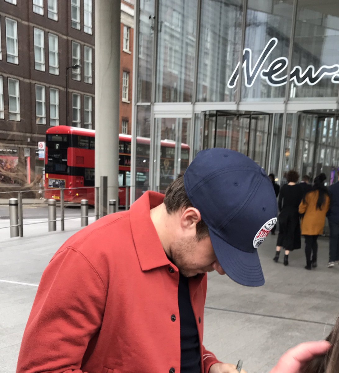 NJHTurkiye's tweet photo. Niall bu sabah hayranlarla | 22 Mart https://t.co/HkFrHQRFnB