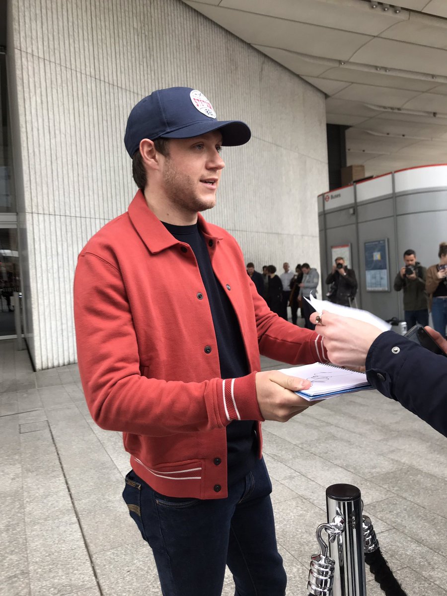 NJHTurkiye's tweet photo. Niall bu sabah hayranlarla | 22 Mart https://t.co/HkFrHQRFnB