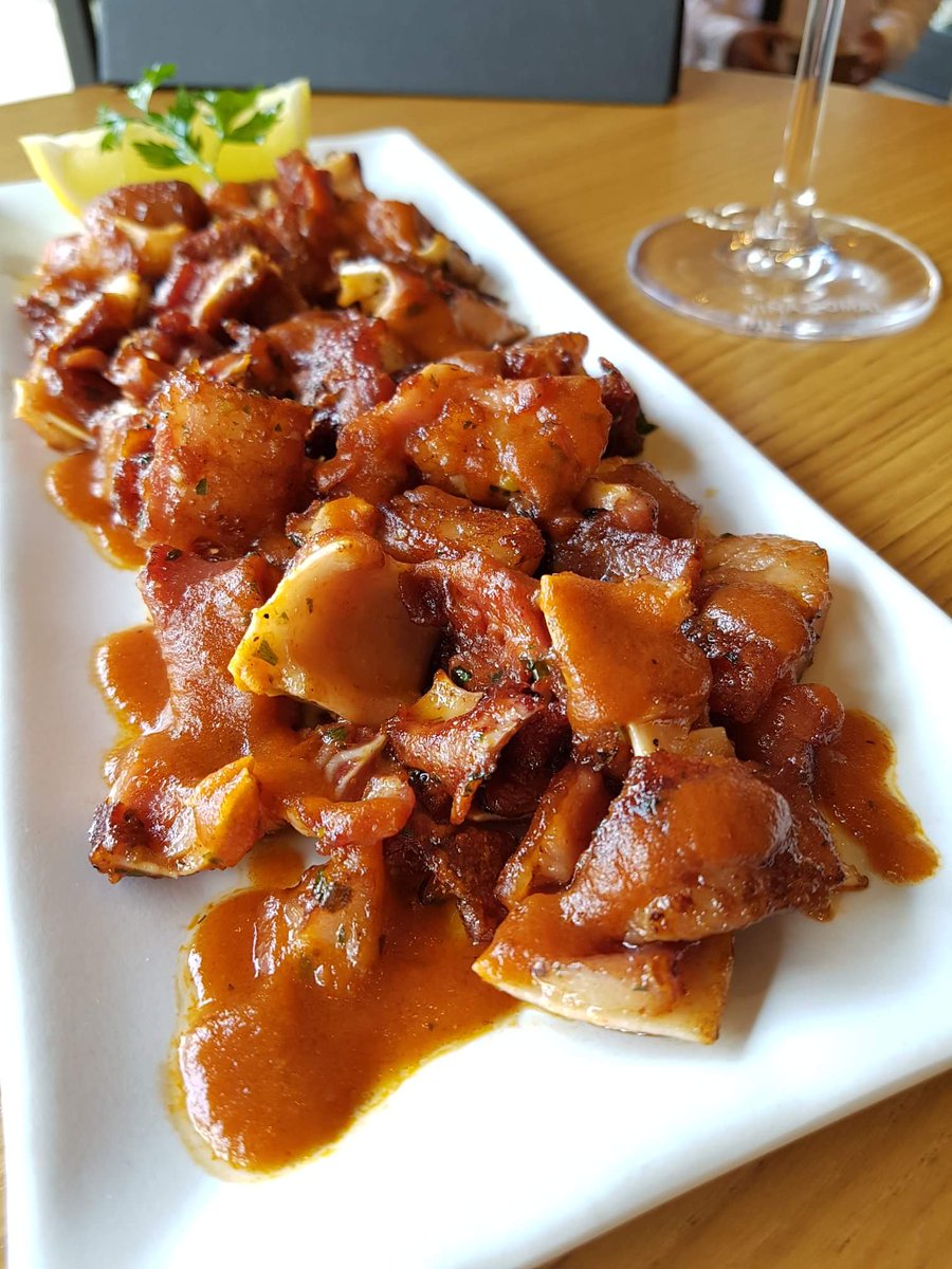 TabernaLaTienta's tweet photo. ¿Sabéis qué hora es? La hora de marcaros una deliciosas orejas en #LaTienta.
¡Cuéntanos con quién las compartirías! 😉
#tabernalatienta #tabernasmadrid #Madrid #restaurantesmadrid #plazadetorosdelasventas #LasVentas https://t.co/ioKRZd5Cn5