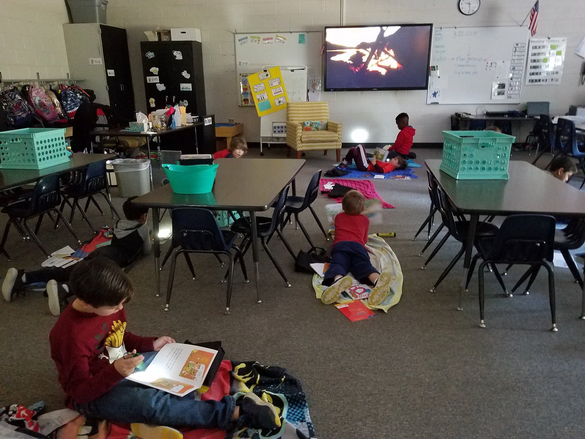 heller_joanna's tweet photo. We β€ π¦ Friday!
@bullardbulldogs #BESbark #kindergarten #StaminaReading https://t.co/21p5yKxohI