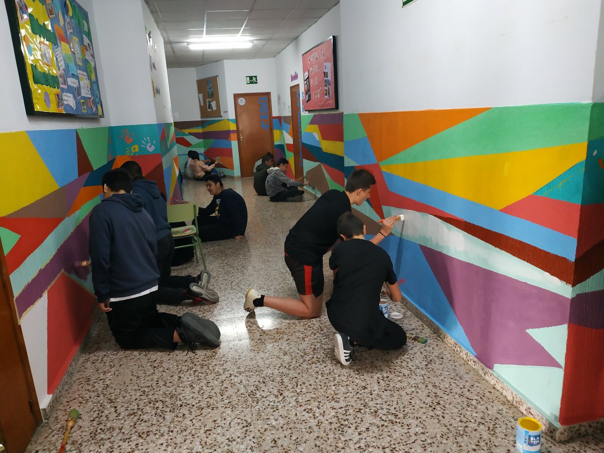 D_MaestroTorres's tweet photo. #RMODELARTS es el #proyecto de #innovación de #2ESO, #Plastica y que está dando un nuevo "look" al edificio de secundaria, llenándolo de #color y #alegria y que está completo de #subproyectos. ¡Continuamos! #IDYENSEÑAD https://t.co/EnlmweGjoL