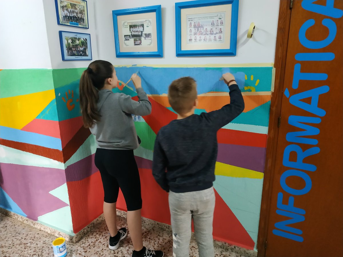 D_MaestroTorres's tweet photo. #RMODELARTS es el #proyecto de #innovación de #2ESO, #Plastica y que está dando un nuevo "look" al edificio de secundaria, llenándolo de #color y #alegria y que está completo de #subproyectos. ¡Continuamos! #IDYENSEÑAD https://t.co/EnlmweGjoL