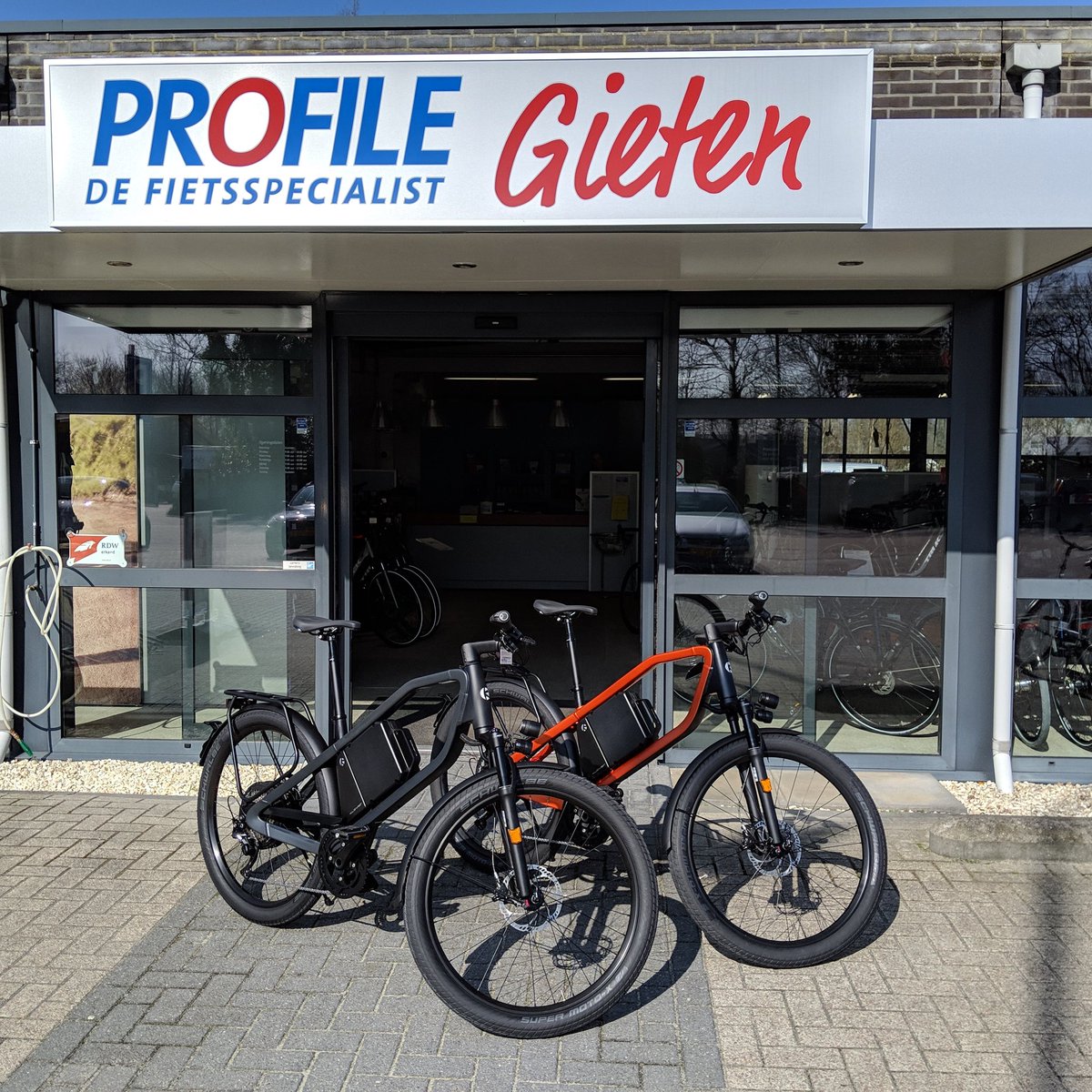 fietsclusief's tweet photo. De eerste Klever X Speed binnen. Met gemak 45 km/u, dus snel en onbezweet op je werk aankomen en toch je dagelijks beweging hebben gehad. Ervaar het zelf en kom hem bij ons proberen! https://t.co/VuBVM6YoJ1