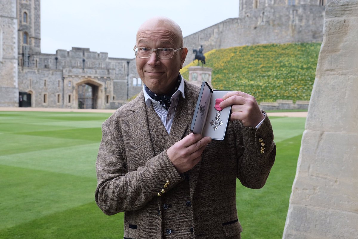 RoyalFamily's tweet photo. Congratulations to one of the last disappearing fore-edge painters, Martin Frost, who received his MBE today.

The traditional art sees the leaves of a book fanned and an image applied to the stepped surface. Mr Frost teaches this technique to apprentices at Windsor Castle. https://t.co/MKyxy6ywxE