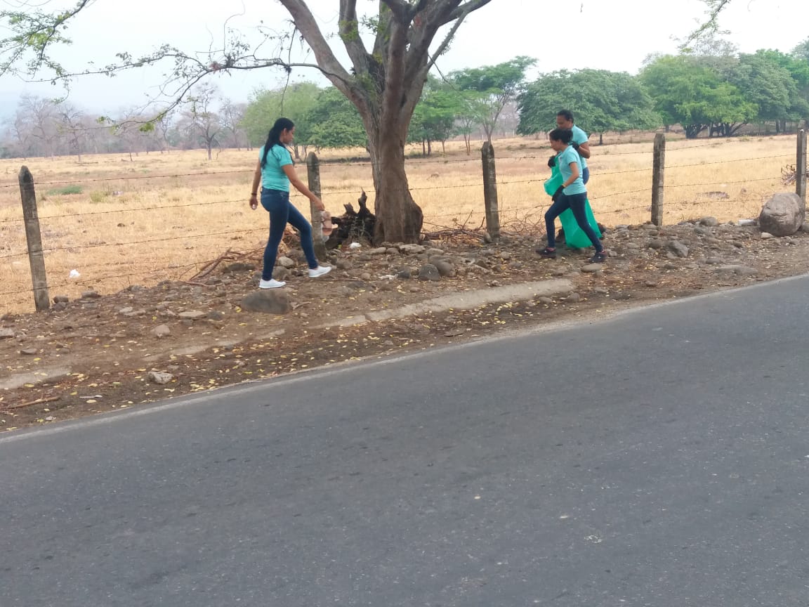 eaaayopal's tweet photo. Apoyamos a esta hora una brigada de aseo en la vía Sirvana junto a trabajadores de #Equion con quienes decidimos dar nuestro aporte a este lindo corredor turístico de la ciudad 👷‍♂️🤝🙋🏻‍♂️🙋🏼‍♀️🚮🏞️

#SomoslosVerdeslosdeYopal
#EAAAYSuEmpresa
#EAAAYAseo https://t.co/5D49qwVSqx
