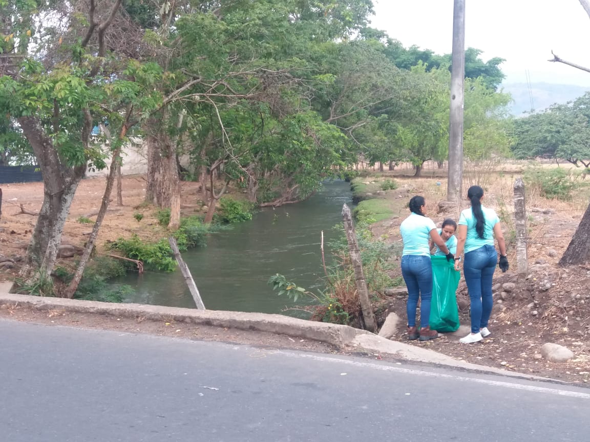 eaaayopal's tweet photo. Apoyamos a esta hora una brigada de aseo en la vía Sirvana junto a trabajadores de #Equion con quienes decidimos dar nuestro aporte a este lindo corredor turístico de la ciudad 👷‍♂️🤝🙋🏻‍♂️🙋🏼‍♀️🚮🏞️

#SomoslosVerdeslosdeYopal
#EAAAYSuEmpresa
#EAAAYAseo https://t.co/5D49qwVSqx
