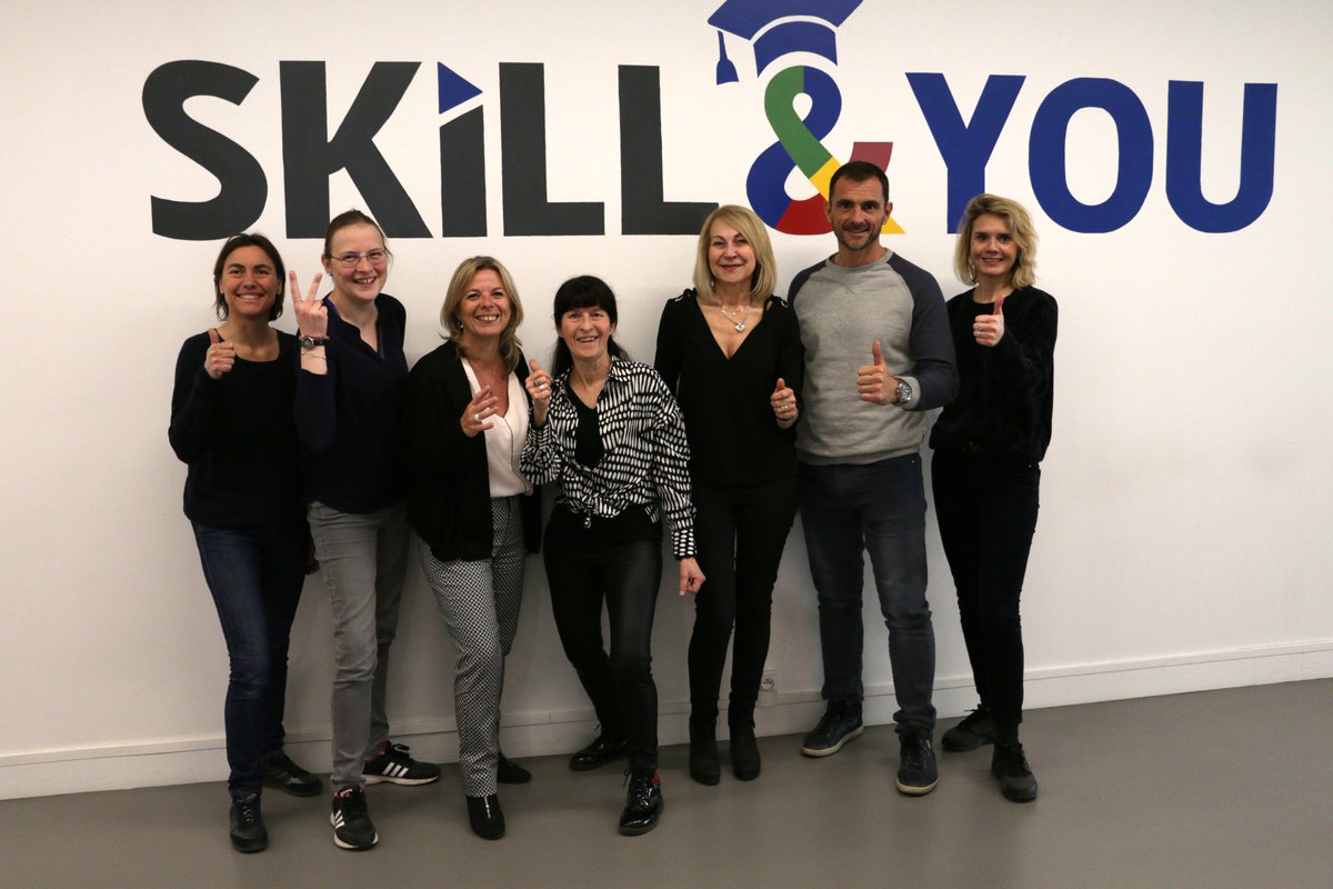 AcademieBe's tweet photo. [ATELIER] Quelle belle team ! 🤩 Petite photo de groupe de nos élèves Be Académie et @LECIED_Educatel après l'atelier " Entraînement à la pratique #sophrologique " ! Tout savoir sur nos formations : https://t.co/L6uDbrfAOq #BienEtre #sophrologie https://t.co/RRQ51CVRzs