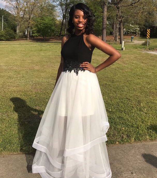 GladysJohnson03's tweet photo. Women’s History Month w/@WestoverHS Ladies of G.R.A.C.E. Meet Tia B. Senior, cheerleader 📣 , 🤺@aafencing, & Delta Gem 💎 @FortBraggDeltas @FAYTECHCC bound. Future fashion designer👗 that will have you red carpet ready! #GirlsRepresenting #AllAround #ClassandExcellence @shecamp7 https://t.co/YXe7iNo6ta