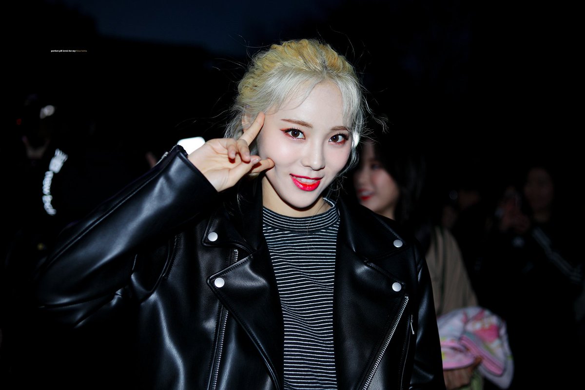 loonapics's tweet photo. 190322 music bank 
#jinsoul #loona 
˖ph 6.13 https://t.co/ng2ev9ycHy