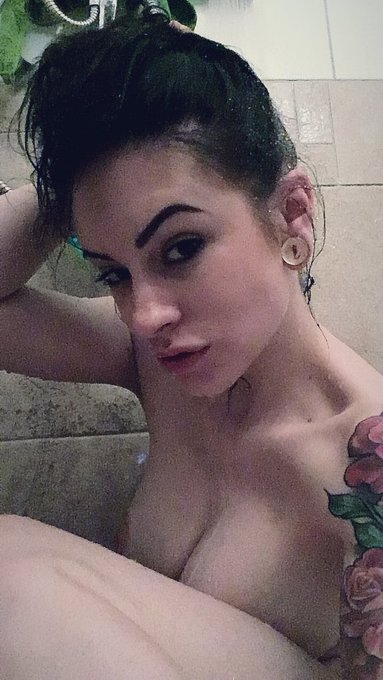 Sometimes when I put my hair up it reminds me that I miss having short hair 😂 https://t.co/MqPpWDl7k