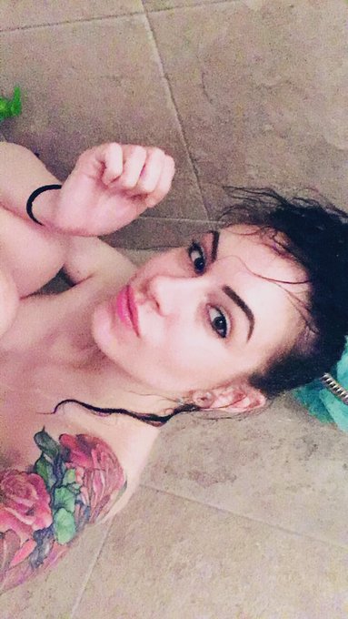 Sometimes when I put my hair up it reminds me that I miss having short hair 😂 https://t.co/MqPpWDl7k