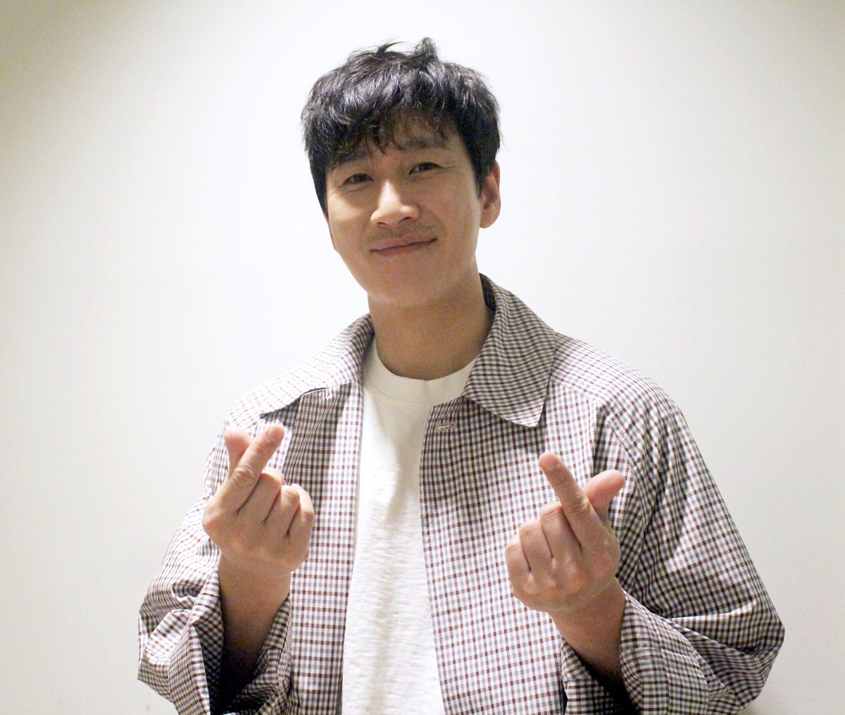 호두스트에 포스팅 된 영화 <악질경찰> 시사회&인터뷰&스틸컷 비하인드보고 하트♥️ 꾹! #악질경찰 #이선균 #호두앤유 👉🏻http://naver.me/xHC6stxATransla...