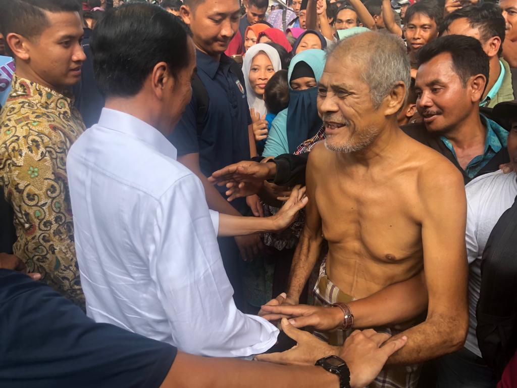 Pagi di Jakarta, siang hari di Lombok, dan sore sudah di Bali. Di setiap tempat bertemu banyak orang, bersalaman, berswafoto, ditarik-tarik, diuyel-uyel. 

Tapi, saya senang. Bertemu warga, melihat wajah mereka yang riang gembira dan optimistis, rasa lelah saya sirna seketika.