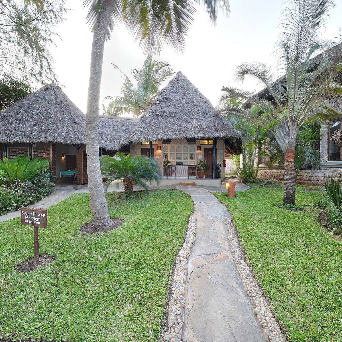 TonnyLegal's tweet photo. its a beutiful friday evening and the shores of @BaobabBeachRnS are calling ,there must be something lined up for you,to grace your weekend. try it now,call book  #WeekendInDiani https://t.co/K754dxvVP7