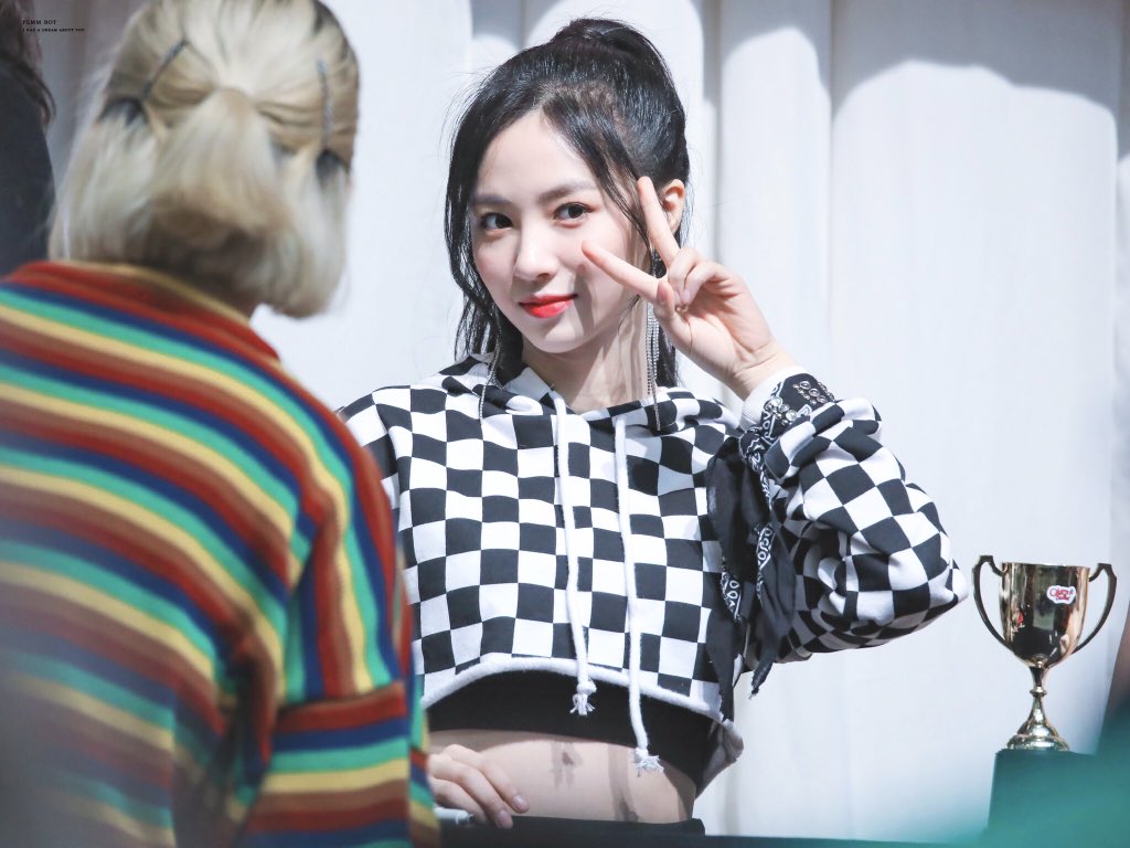 BotPlmm's tweet photo. 190217 팬사인회 3pic

#체리블렛 #지원 #CherryBullet  #JIWON
@cherrybullet https://t.co/OfSlZsEAfG