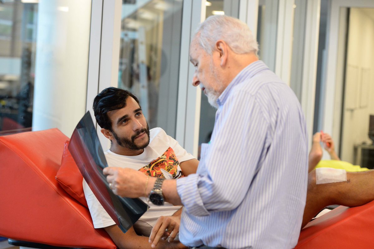 Flamengo's tweet image. Após se lesionar seriamente em seu jogo de estreia no futebol chinês, Henrique Dourado retornou ao Brasil para iniciar a sua recuperação. O Flamengo abriu as portas para o Ceifador seguir o tratamento no CT e o atacante foi recebido com carinho pelos ex-companheiros. #CRF