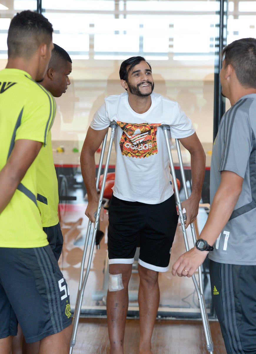 Flamengo's tweet image. Após se lesionar seriamente em seu jogo de estreia no futebol chinês, Henrique Dourado retornou ao Brasil para iniciar a sua recuperação. O Flamengo abriu as portas para o Ceifador seguir o tratamento no CT e o atacante foi recebido com carinho pelos ex-companheiros. #CRF