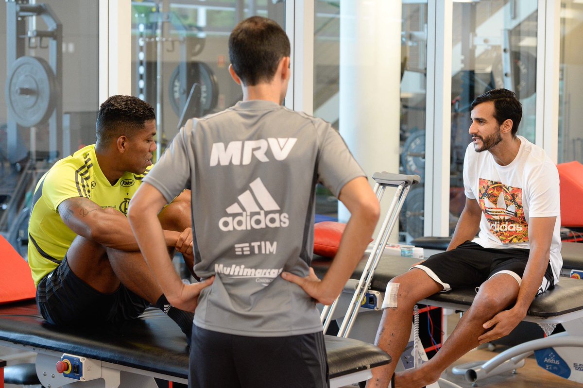Flamengo's tweet image. Após se lesionar seriamente em seu jogo de estreia no futebol chinês, Henrique Dourado retornou ao Brasil para iniciar a sua recuperação. O Flamengo abriu as portas para o Ceifador seguir o tratamento no CT e o atacante foi recebido com carinho pelos ex-companheiros. #CRF