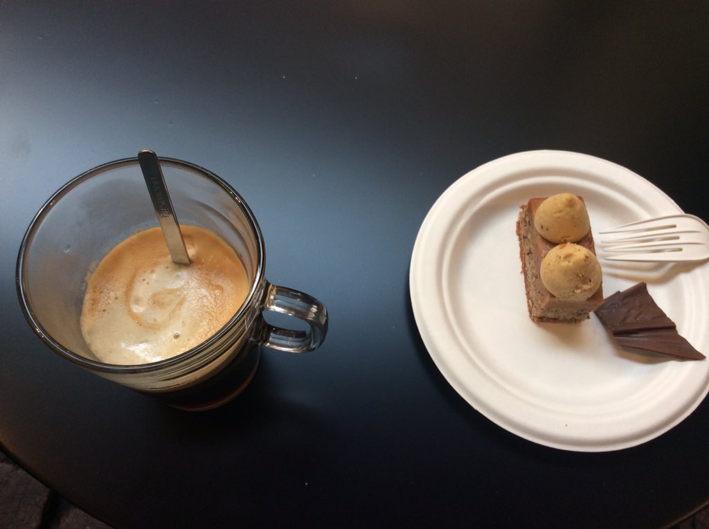 CeciliaJ17's tweet photo. Officiellement, je bosse ! Avec un café Ethopien long @NespressoFR et un finger noisettes #Nespresso #nespressocoffeelab https://t.co/vEmSG8b2BW