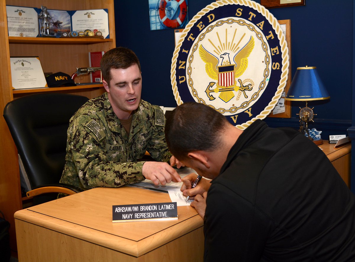 The Recruiter Spotlight - NRD Ohio Recruiter Ready for the Challenge

This week's Spotlight is on Aviation Boatswain’s Mate (Handling) 2nd Class Brandon Latimer.

dvidshub.net/news/314691/nr…

#USNavy #ForgedByTheSea #NavyRecruiter