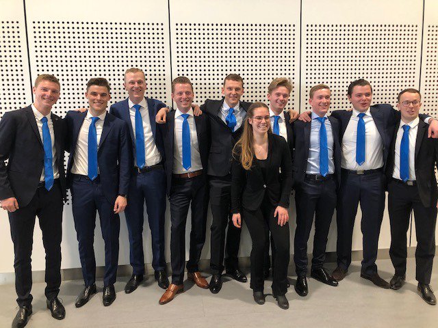 EPSTbv's tweet photo. Klas 03/2019 vertrok vanochtend naar Kristiansand in Noorwegen om daar bij @OSMAviation in Arendal te beginnen aan hun vliegopleiding. Namens het hele EPST Team heel veel plezier en succes gewenst! #pilootworden #osmaa #arendal #pilotlife #epst #schiphol https://t.co/kgNc1MrNdS