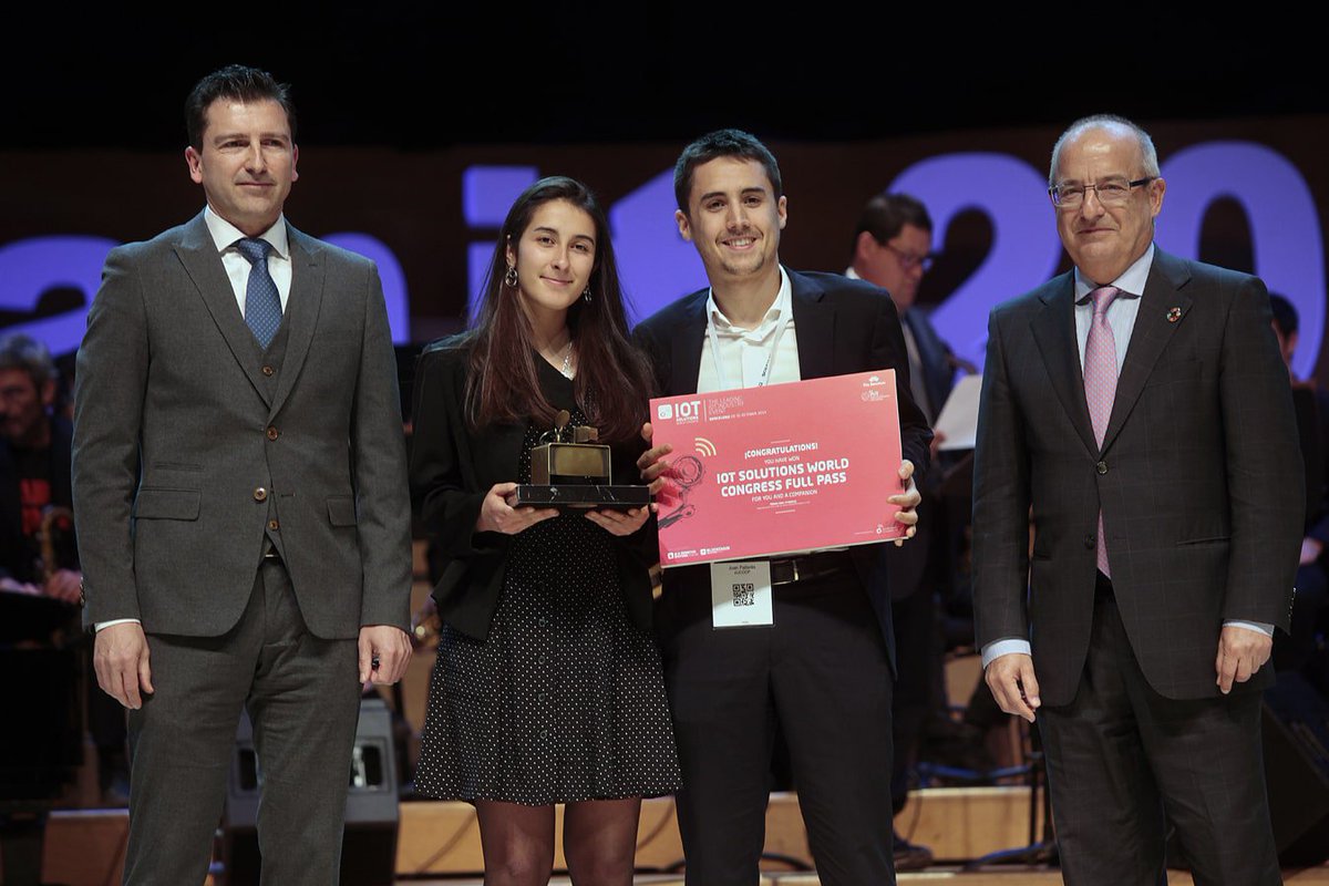 CaixaEnginyers's tweet photo. El Director General de Caixa d'Enginyers, Joan Cavallé, entrega el Premi Alan Turing al Compromís Social a la Nit de les Telecomunicacions i la Informàtica.
👉 https://t.co/nM5n1z3NA1
#lanit2019. https://t.co/EqkYnsZjaZ