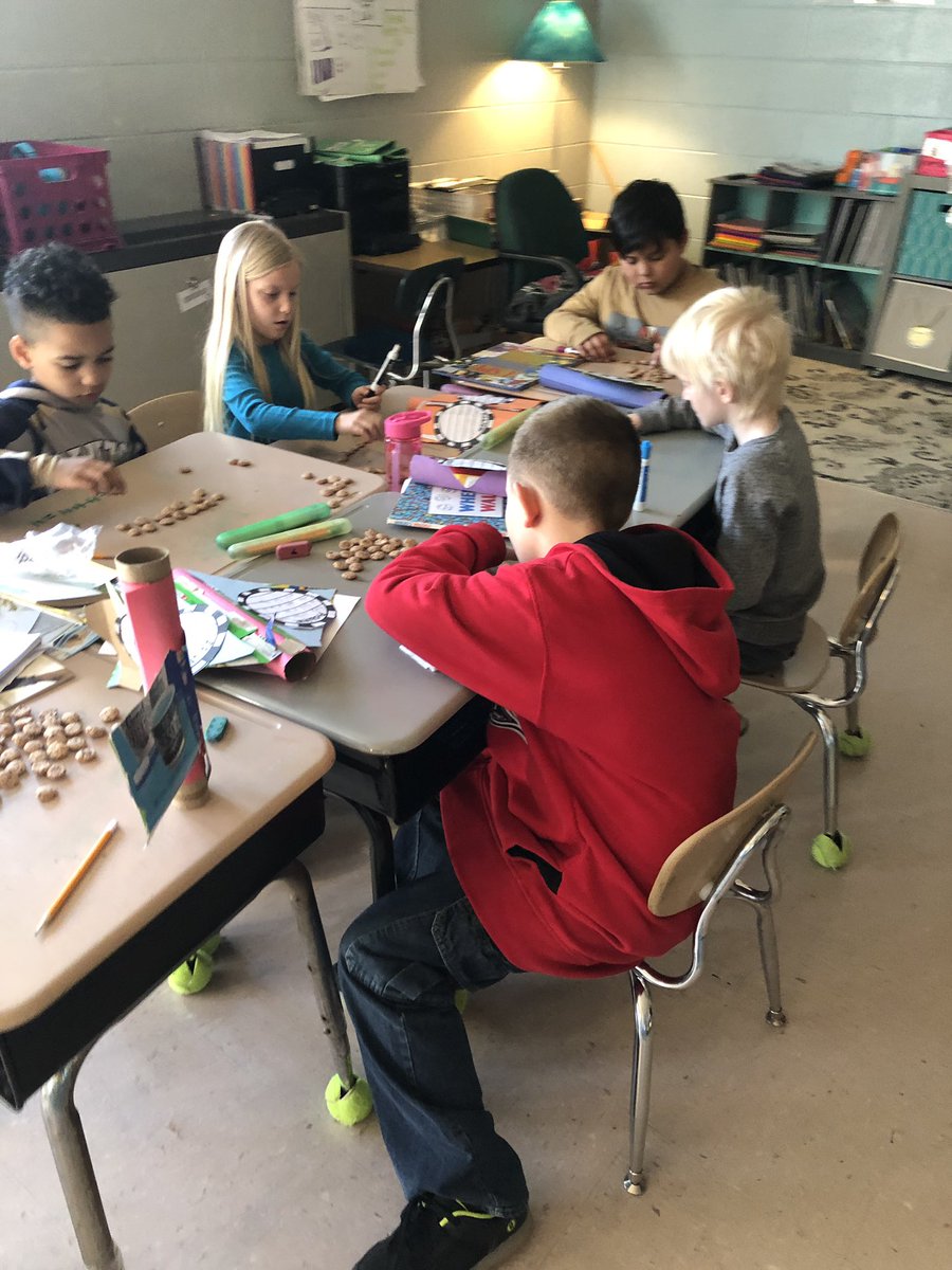 's tweet image. Arrays with cookies this morning makes rows and columns and repeated addition more real life especially when you can eat them after.  @STE_Stallions @AnnHaley_RCS @SusanLoveless23
