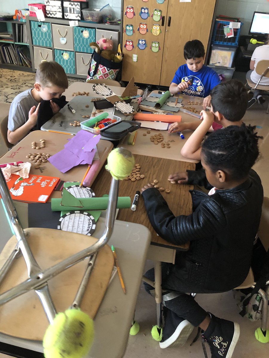 's tweet image. Arrays with cookies this morning makes rows and columns and repeated addition more real life especially when you can eat them after.  @STE_Stallions @AnnHaley_RCS @SusanLoveless23