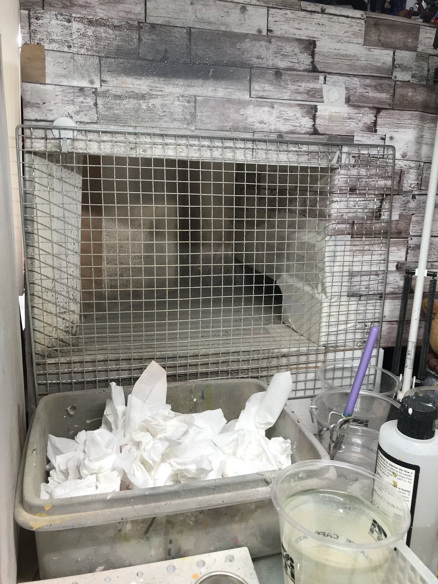 ともふみwatanabox Twitterissa 換気ブース雑に紹介 最近の ブースってのを参考してます 使う物 プラ段 ガムテ 木枠 業務用換気扇 突っ張り棒 壁紙で製作 費用は2万かからないです 換気扇のグレードを下げれば数千円で作れます 金網はフィルターが
