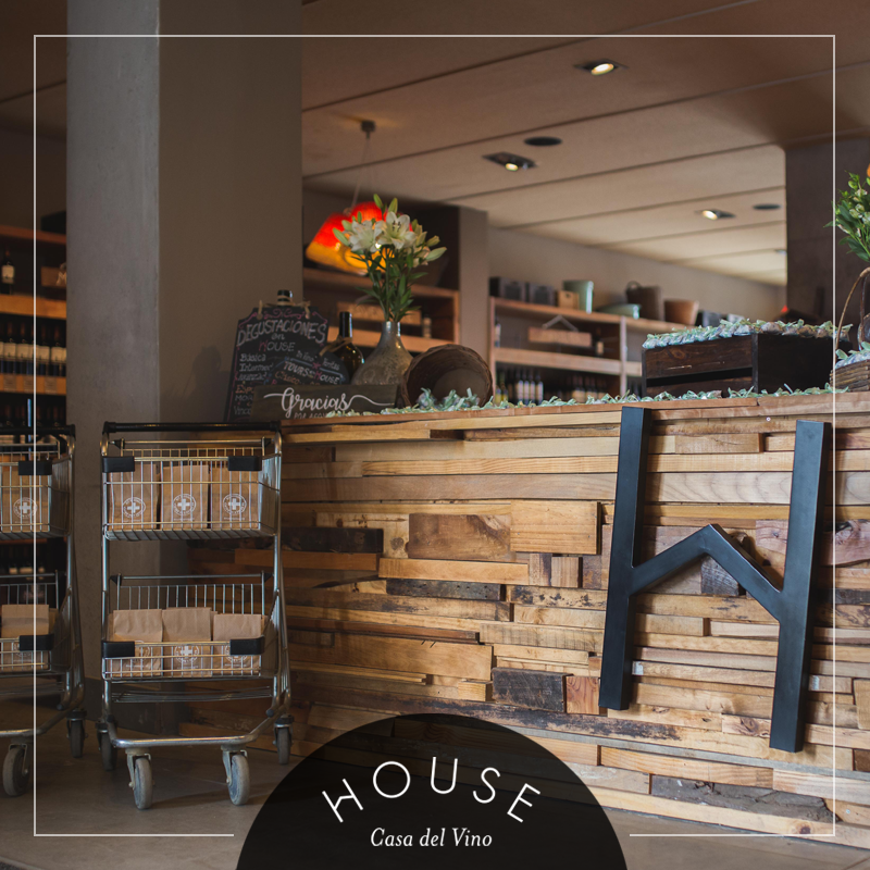 En nuestra tienda en House Casa del Vino, puedes encontrar lo mejor en vino, productos gourmet, accesorios entre otros. Visítanos en Ruta 68, km. 61, Casablanca - Chile.