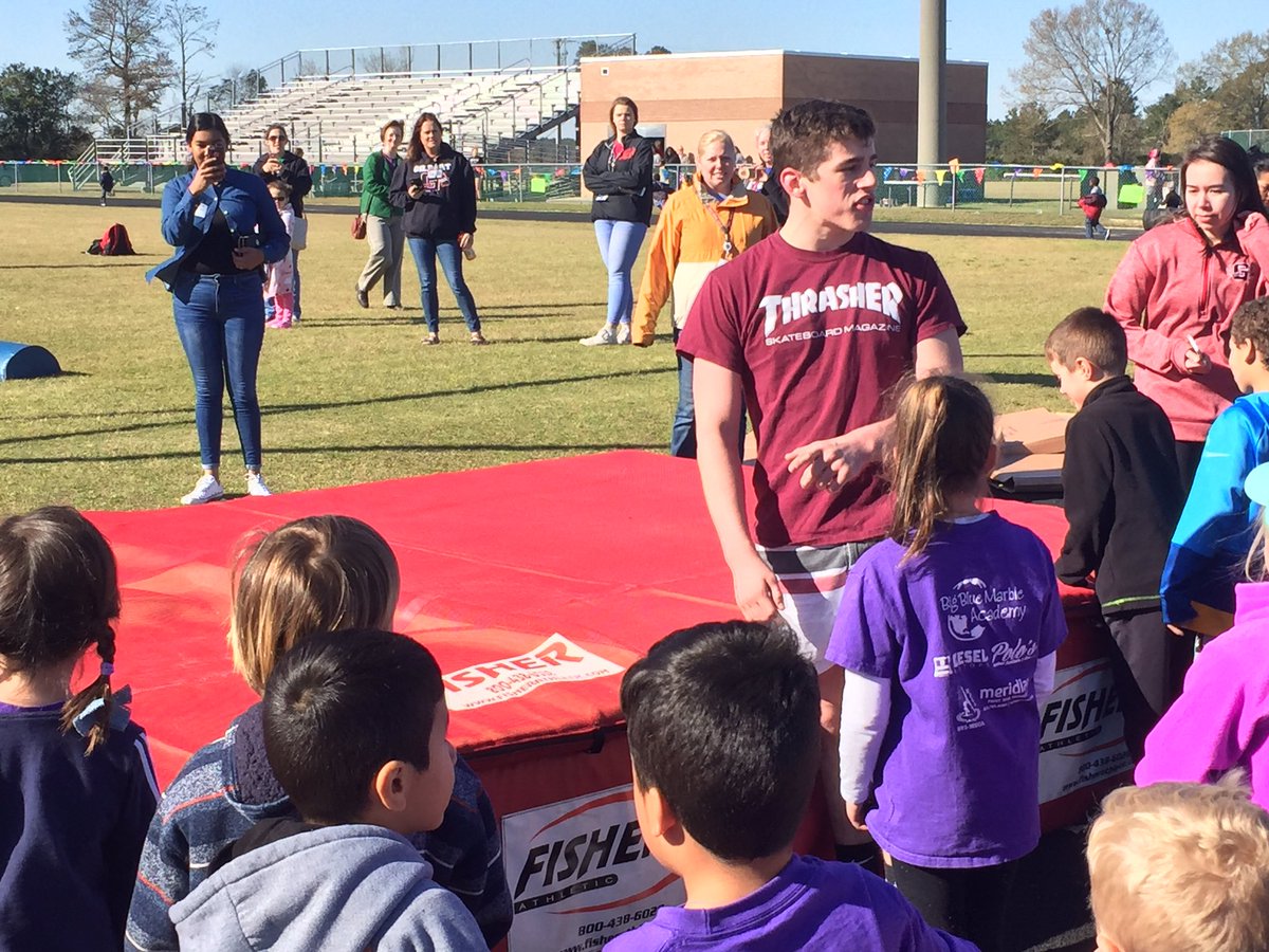 GilbertWrstling's tweet photo. Dalton Price showing them how to do the Obstacle Course at the @gilbert_primary Imaginations Run Wild Fun Run #StayOnTheCourse https://t.co/pJdZXybLJE
