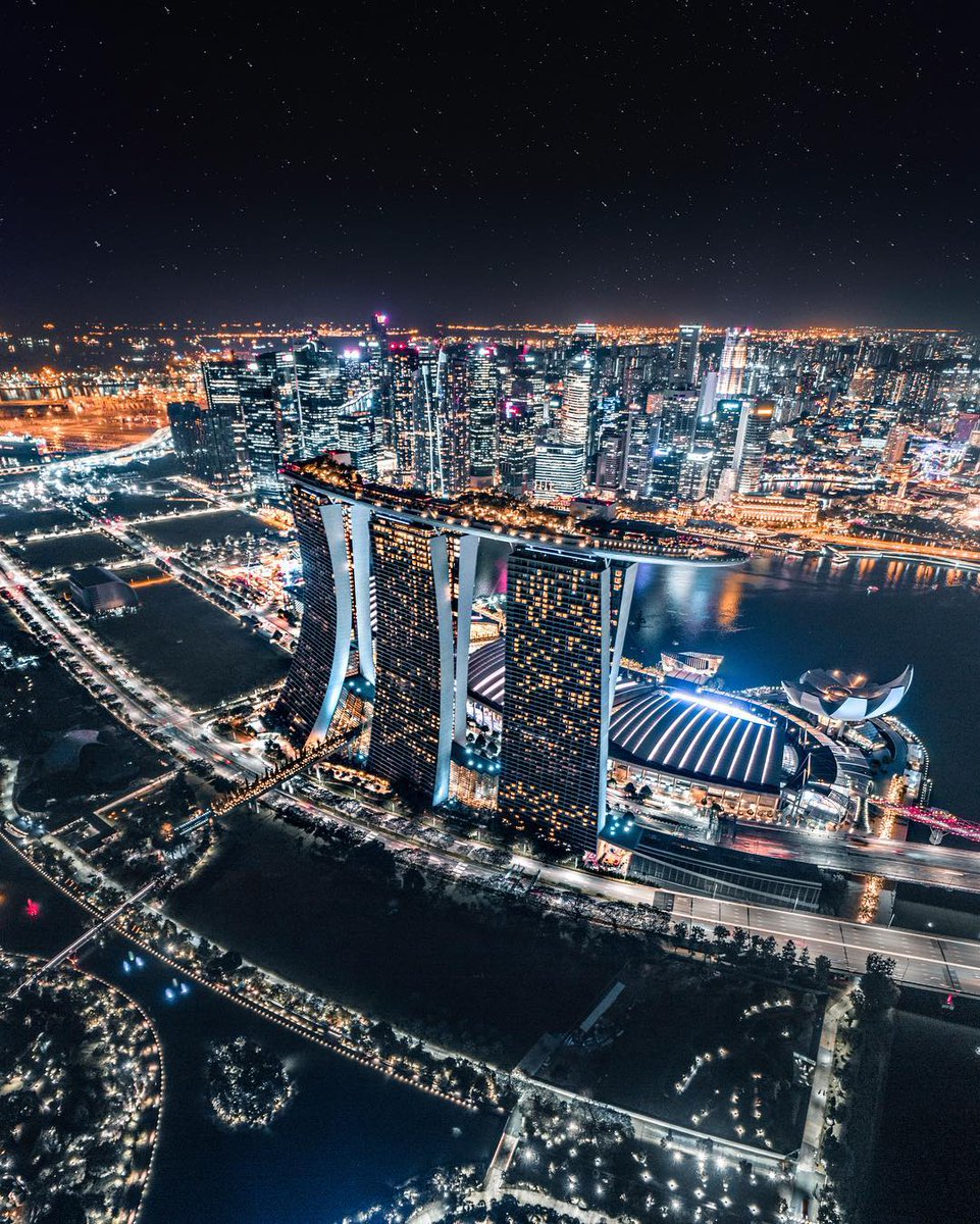 🌟 Singapore
📍 Marina Bay Sands
-
📷 @filippo_cesarini || #emailholidays Follow @emailholiday for more! 👌
-
#singapore #exploresingapore #sglife #visitsingapore #marinabay  #singaporeskyline #skyscraper #marinabaysandshotel #singaporegardens #botanicgardens #marinabaysands