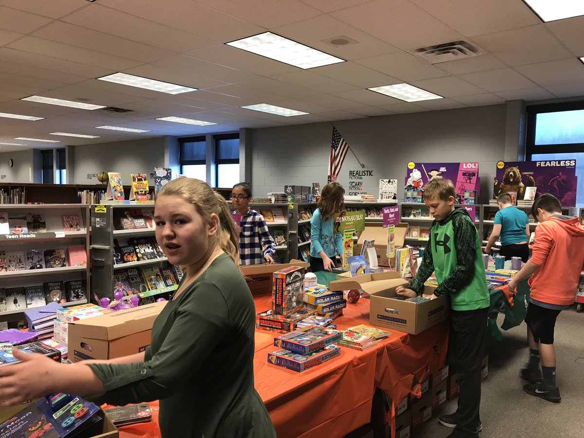 BristolLMC's tweet photo. Many hands make light work. Thanks @BristolSchoolWI sixth graders for help packing up! You’re awesome! #livinglikearenegade https://t.co/vMFp75uH6o